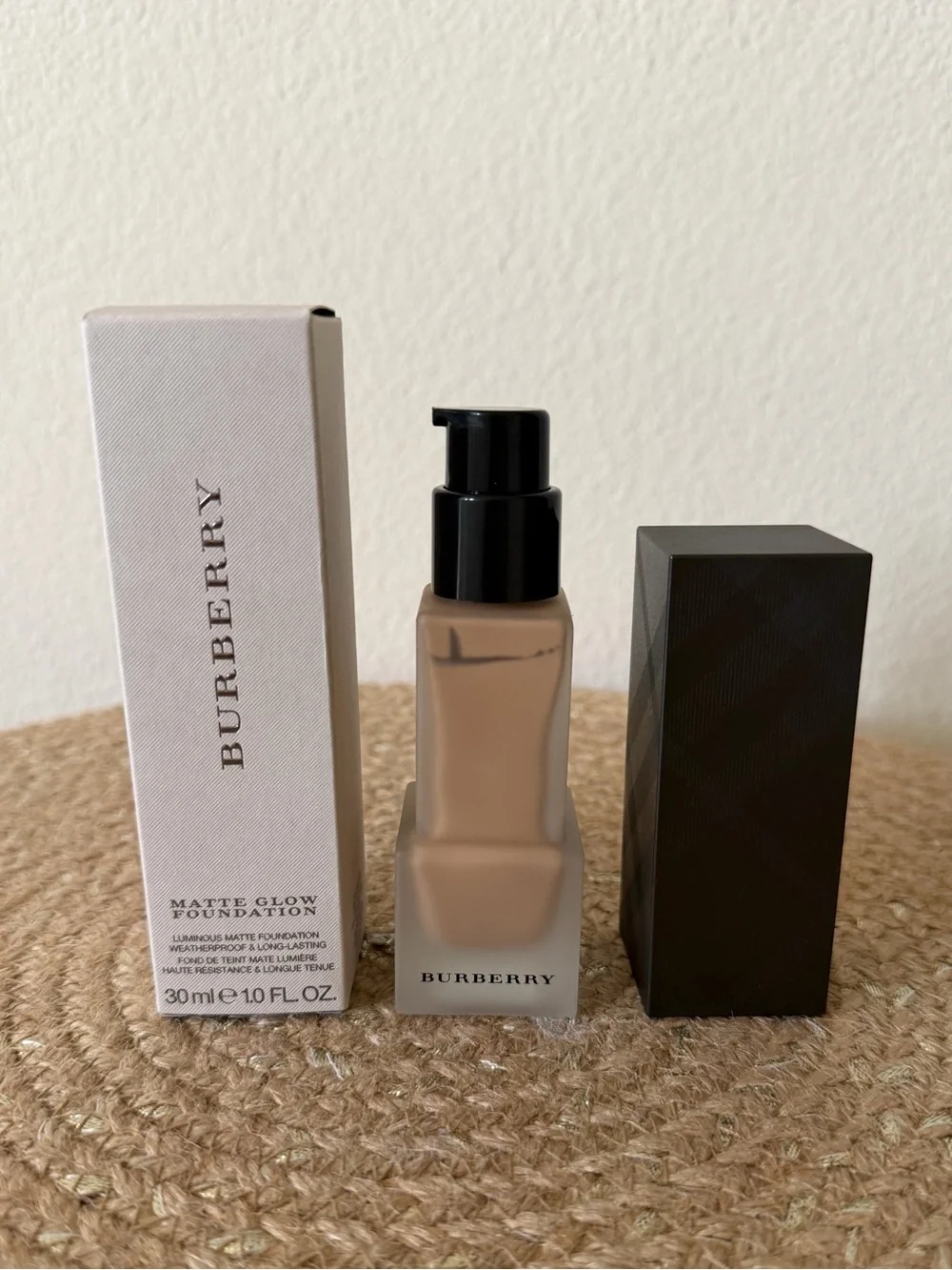 Burberry Matte Glow Foundation Deep Warm No. 90